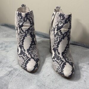 Steve Madden Narrate Black & White Snakeskin Bootie - Size 7 EUC